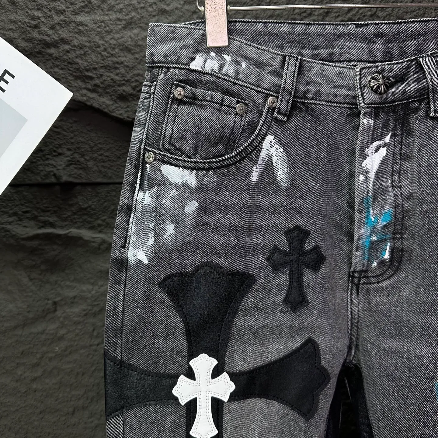 P350 GALLERY DEPT. & Croixin co-branded 2025 new Cow King patchwork hand-painted colorful cross patchwork leather couple style bootcut jeans 🔥High version🔥High version🔥 Top ceiling quality Styles with different washed textures are very friendly to people with thin legs and thick legs. The bootcut version is very flattering. Moderate length that never goes out of style, easy to match with casually, basic styling for various styles, a must-have in the wardrobe! The fabric is stiff but also makes the upper body soft without losing texture. The washing process is even more perfect. It is a must-have item for everyone! ! ! Washed wheat, tag, trouser label, three labels complete Color: washed black Size: 28, 30, 32, 34, 36 (five sizes)